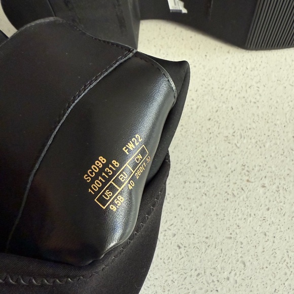 Stuart Weitzman Black Gotham Leather and Microstretch Knee Boots Size 9.5 - Picture 8 of 8